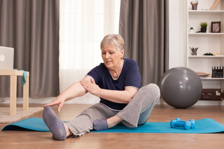 Persona mayor haciendo yoga suave para cuidar sus articulaciones